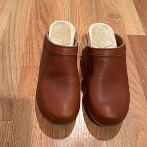 No. 6 Classic “Old School” honey colored leather/wooden clog, size 9 (39)